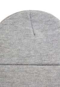 Szary dzianinowy beanie z okrągłą koroną, żebrowaną strukturą i podwiniętą krawędzią na dole. Gładki materiał z subtelnymi wariacjami.