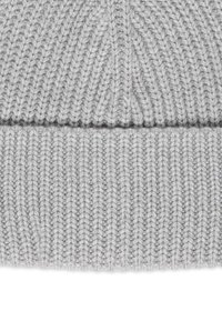 Berretto lavorato a maglia grigio con un motivo testurizzato, dotato di un orlo ripiegato. Realizzato in materiale morbido, presenta punti uniformi e una finitura liscia.
