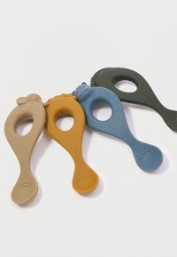 Τέσσερα παιδικά κουτάλια σιλικόνης σε αποχρώσεις μπεζ, μουστάρδι, μπλε κα�ι πράσινο. Κάθε κουτάλι διαθέτει στρογγυλό σχήμα και κυκλική λαβή. Περιλαμβάνονται υφασμάτινα στοιχεία.