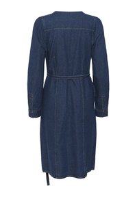 Långärmad denimklänning, medellång, mörkblå, med bälte i midjan, knäppta ärmslut och subtila sömdetaljer längs sömmarna.