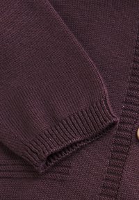 Dunkelpurpurfarbener Strickcardigan mit gerippten Bündchen und Kanten. Verfügt über einen Knopfverschluss und eine glatte Textur.