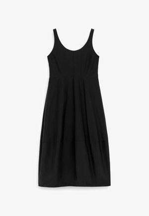 Juoda be rankovių, kelio ilgio suknelė su apvalia iškirpte ir prigludusia juosmens linija, atidengta ant balto fono.