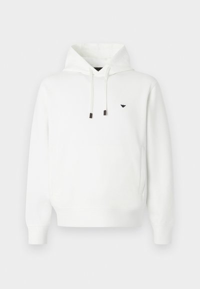 Baltas džemperis su gaubtu iš minkštos medžiagos, su kengūros tipo kišene, raišteliais ir mažu tamsiu logotipu ant krūtinės. Ribotos rankogaliai ir apačia.