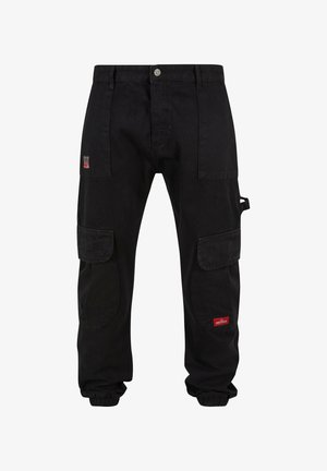 Schwarze Cargo-Hosen aus robustem Stoff, mit mehreren Taschen, elastischen Bündchen und einem gestickten Logo auf der Vorderseite.