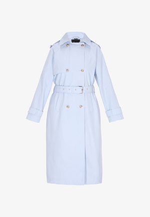 Gaiši zils trenčkotis gludā audumā, dubultā aizdare ar sudraba pogām, josta viduklī un platām piedurknēm.