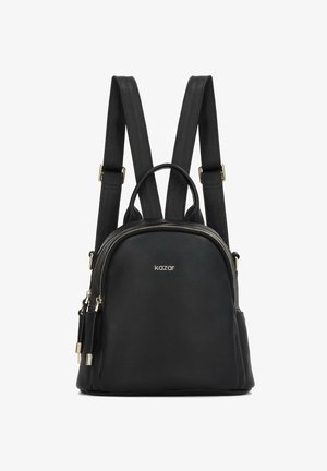 Melnas ādas mugursoma ar izliekta formu, zelta krāsas detaļām, dubultiem plecu siksnām un augšējo rokturi. Iekļauj rāvējslēdzēju un logo detaļu.