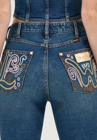 Wrangler WRANGLER X LAINEY WILSON BELL BOTTOM - Bootcut-farkut - boho