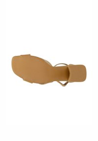 Hochhackige Sandale in Beige mit eckiger Zehenpartie, strukturiertem Sohle und dünnem Knöchelriemen. Die Sohle ist glatt mit leichtem Grip für besseren Halt.