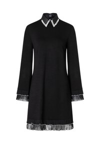 Robe noire avec un col orné de perles blanches, dotée de manches longues et d'un bord frangé aux poignets et à l'ourlet.