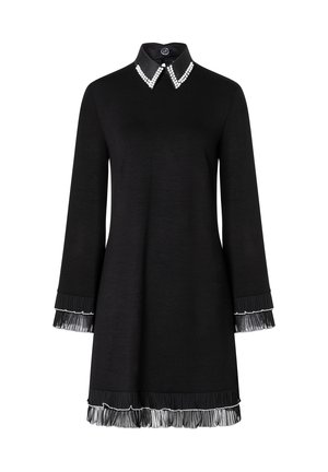 Schwarzes Kleid mit einem kragenförmigen Ausschnitt, verziert mit weißen Perlen, langen Ärmeln und fransigem Besatz an den Bündchen und dem Saum.