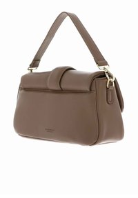 Sac à main en cuir marron avec une forme structurée, une fermeture à rabat et une poignée courte. Accents métalliques dorés, texture lisse, marquage minimal visible.