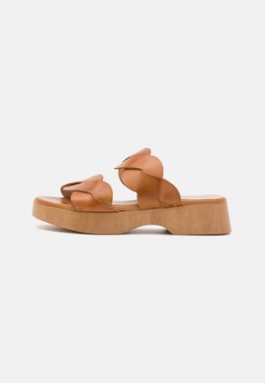 Clogs - brown