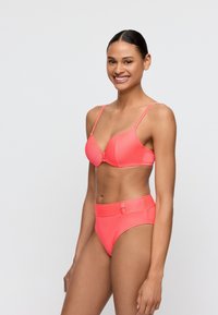 Korallinpunainen bikinisetti, jossa on ribbineulos, muotoillut kupit, säädettävät olkaimet ja korkeavyötäröiset alaosat sivulla olevan koristeellisen soljen kanssa.