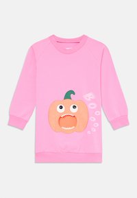 Sweatshirt rosa com mangas raglan, apresentando um grande gráfico de uma abóbora laranja com a boca e os olhos abertos, e o texto "Boo!" em branco.