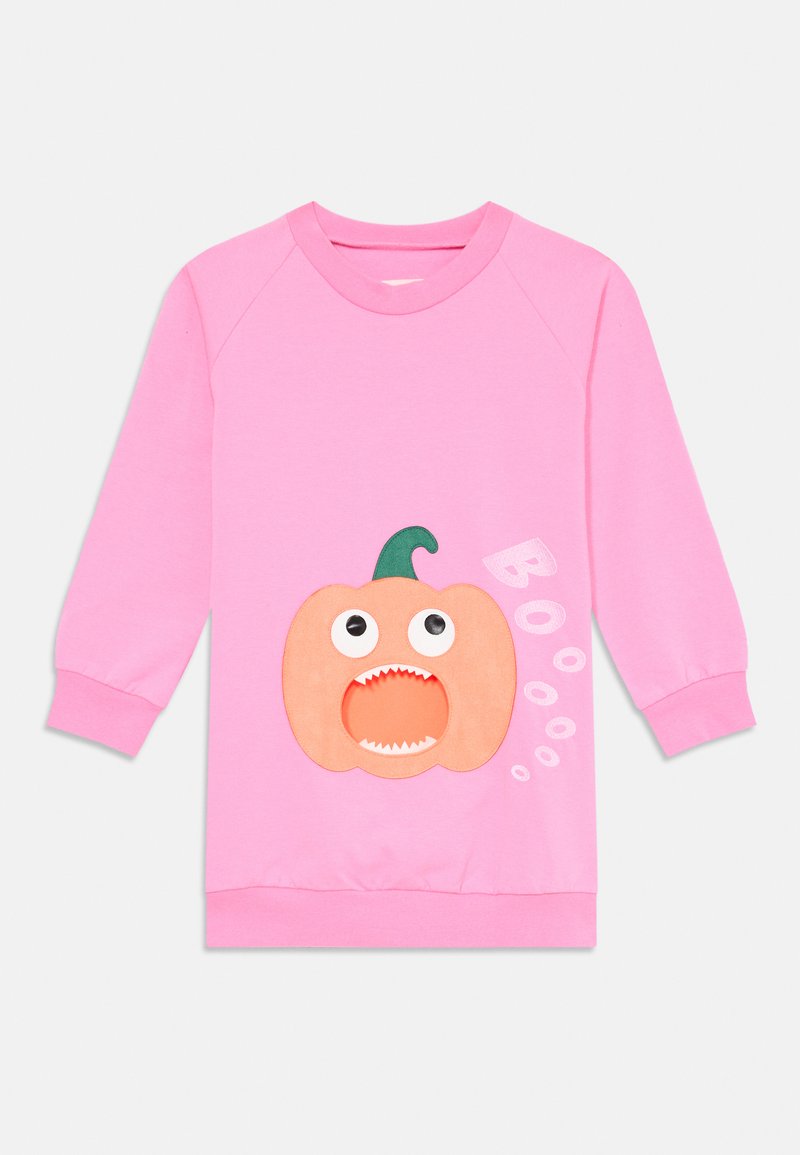 Sweatshirt rosa com mangas raglan, apresentando um grande gráfico de uma abóbora laranja com a boca e os olhos abertos, e o texto "Boo!" em branco.
