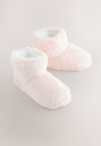 Měkké růžové chlupaté pantofle s přehnutým lemem, vybavené plyšovou vnitřní podšívkou a zaoblenou špičkou. Vhodné pro vnitřní použití.