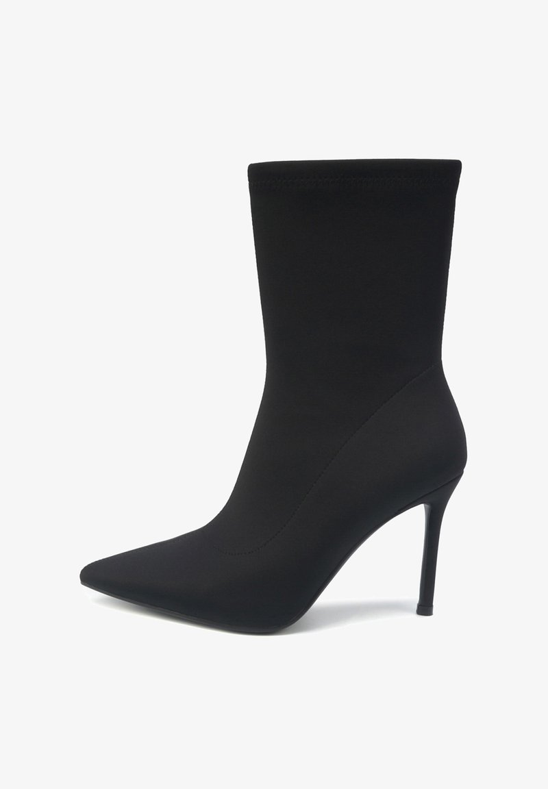 Botine negre dintr-un material elastic, cu vârf ascuțit și toc înalt, subțire, de tip stiletto. Textură netedă; fără detalii metalice vizibile.