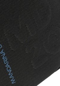 Borsa in tessuto nero con logo azzurro "Mandarina Duck". La superficie presenta un motivo sottile. Materiale resistente con bordi rinforzati.