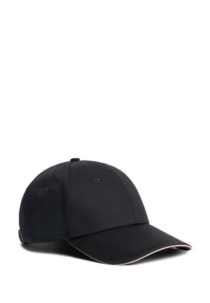Casquette de baseball noire avec une visière courbée et de petits œillets de ventilation, présentée sur fond blanc.
