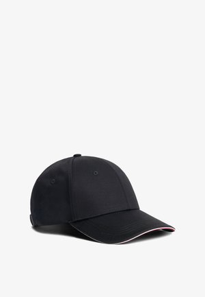 Sort baseballcap med buet skygge og små ventilationshuller, vist mod hvid baggrund.
