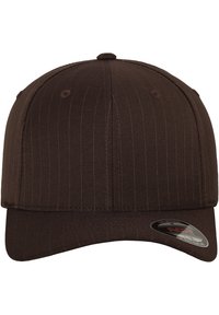 Brun cap med en struktureret stof, der har lodrette striber, en buet skygge og syede detaljer. Inkluderer et mærketag på siden.