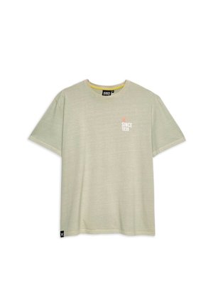 Camiseta de algodón verde con mangas cortas y cuello redondo. Presenta "DESDE 1939" en texto blanco en el pecho, con un pequeño logo en el dobladillo.