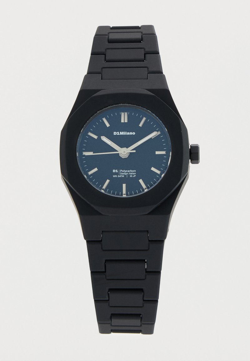 Μαύρο ρολόι χειρός D1Milano με μπλε καντράν, ασημένιους δείκτες ώρας και μπρασελέ με συνδεδεμένους κρίκους που δείχνει 10:09:44.