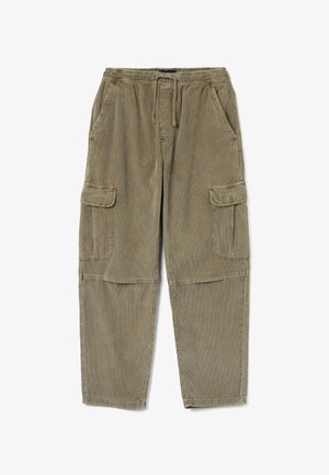 Pantalones cargo kaki hechos de pana. Cuentan con una cintura elástica, cordón ajustable, dos bolsillos laterales y dos bolsillos cargo en los muslos.