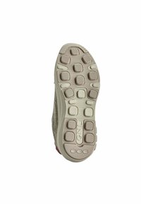 Sohle des beigen Sneakers mit quadratischen, strukturierten Griffen und dem eingeprägten "GNL" nahe der Ferse, von unten gegen einen weißen Hintergrund betrachtet.