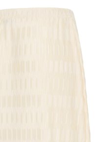 Jupe couleur crème taille haute avec un tissu texturé plissé et une silhouette droite.