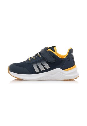 Zapatilla atlética de malla en color navy con acentos amarillos, correa de velcro, logo plateado, suela de amortiguación blanca y suela de goma texturizada.