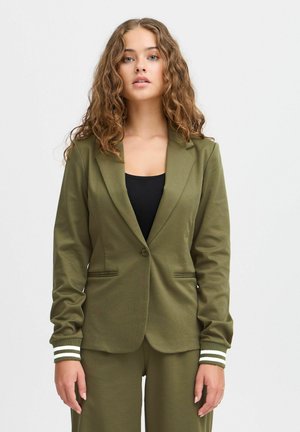 Olivově zelený blazer se strukturovaným límcem, jedním knoflíkovým zapínáním a manžetami se bílými pruhy. Hladká textura a přiléhavý střih.