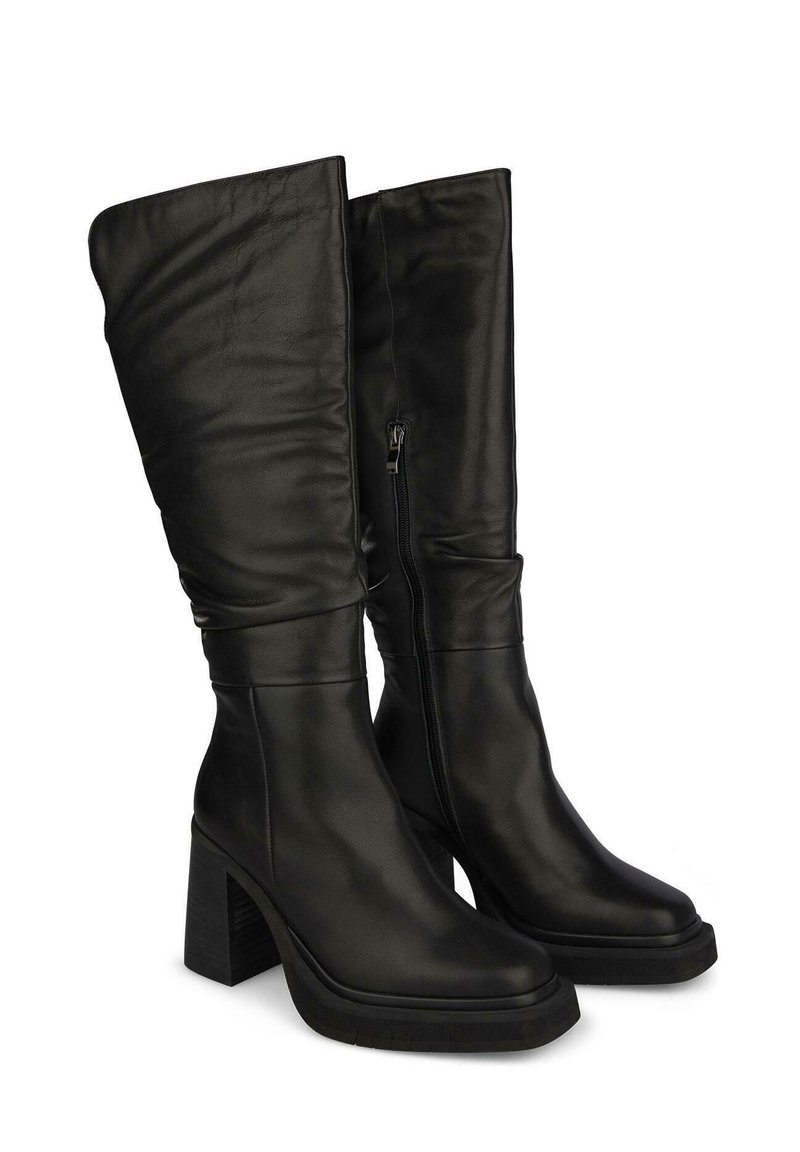 Botas de cuero negro hasta la rodilla con punta redonda, tacón cuadrado grueso, detalle de cremallera en el costado y textura fruncida en la parte superior.