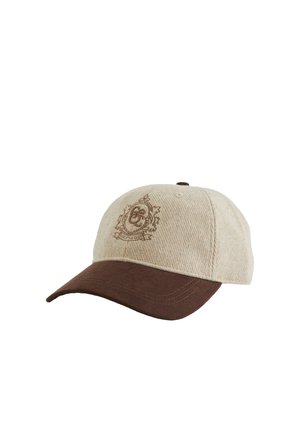 Casquette de baseball beige avec une visière courbée marron et un emblème brodé style vintage sur le panneau avant.