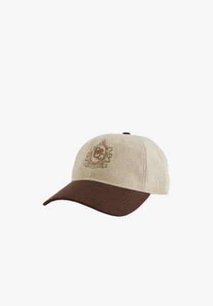 Cappellino da baseball beige con visiera marrone curva e stemma ricamato in stile vintage sul pannello frontale.