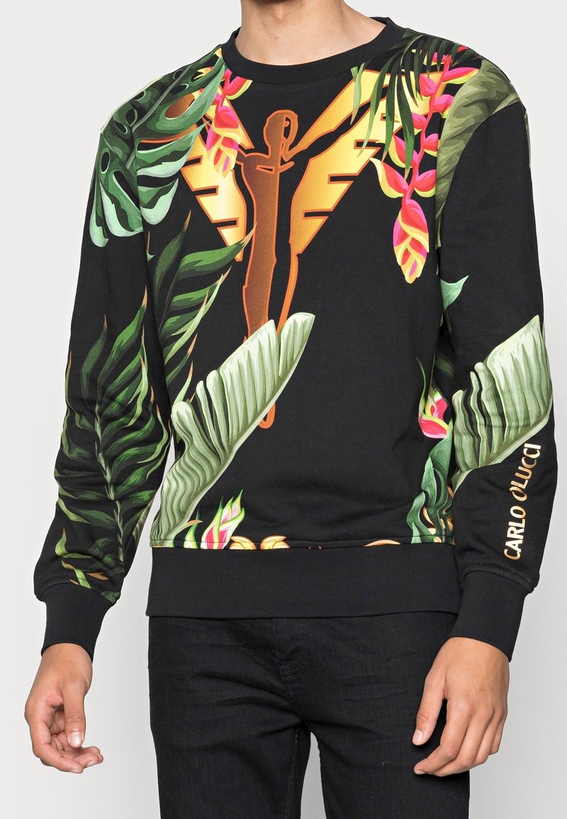 Felpa nera con vivace stampa floreale tropicale, con foglie verdi e fiori rosa. Polsini e orlo a costine con logo sulla manica.