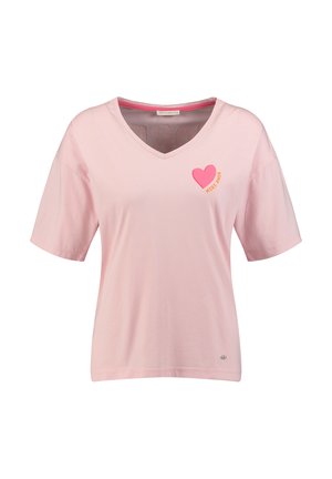 Lichtroze T-shirt met V-hals en korte mouwen met een kleine roze hartafbeelding en de tekst "MORE AMOR" op de linkerborst.