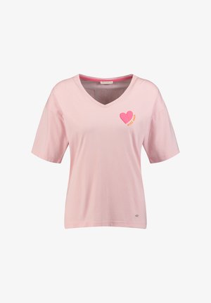 Hellrosa V-Ausschnitt Kurzarm-T-Shirt mit einer kleinen rosa Herzgrafik und dem Schriftzug „MORE AMOR“ auf der linken Brust.