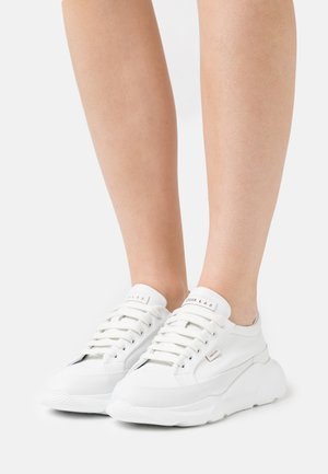 Trainers - white