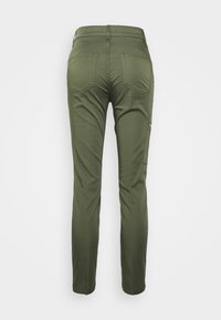 Slim-fit olivově zelené kalhoty se dvěma zadními kapsami a postranní kapsou na cargo, zobrazené zezadu na bílém pozadí.