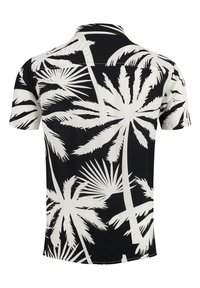 Camicia a maniche corte realizzata in tessuto con uno sfondo nero e un motivo di foglie di palma bianche. Presenta un colletto classico e una vestibilità comoda.