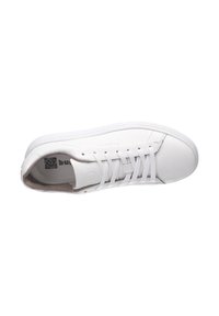 Baskets blanches en cuir lisse avec un bout rond, comportant six œillets, des lacets plats et un design minimaliste.