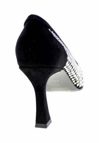 Scarpa nera in suede con tacco alto e punta affusolata, caratterizzata da un'accattivante finitura tessuta in argento lungo il lato, dotata di tacco a cerchio.