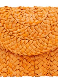 Wiązana torba w jasnym pomarańczowym kolorze, z teksturowanym, plecionym wzorem i klapą. Materiał wydaje się naturalny i lekki.