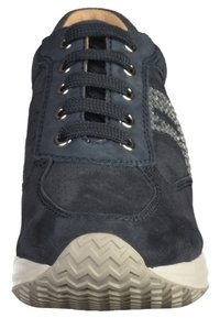 Baskets en daim marine avec panneau latéral en tricot texturé et lacets gris. Dotées d'une semelle en caoutchouc avec un motif en zigzag. Design à bout rond.