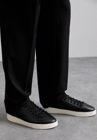 RAISE - Trainers - black/white