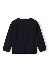 Maglione lavorato a maglia blu navy con maniche lunghe, scollo rotondo e polsini e orlo a coste. Texture liscia, dettagli minimi, colore solido.