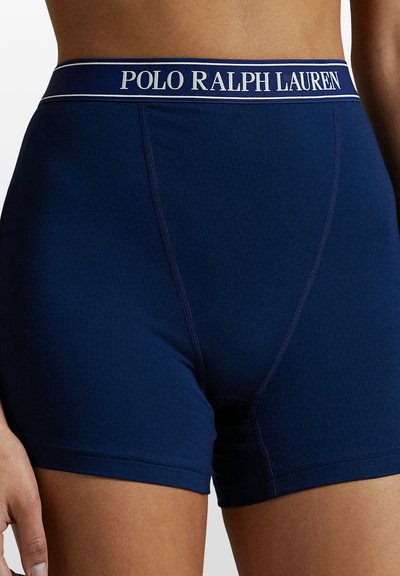 Granatowe bawełniane bokserki chłopięce o fakturowanym wykończeniu, z białym haftowanym paskiem w talii z napisem "POLO RALPH LAUREN" oraz płaskimi szwami.