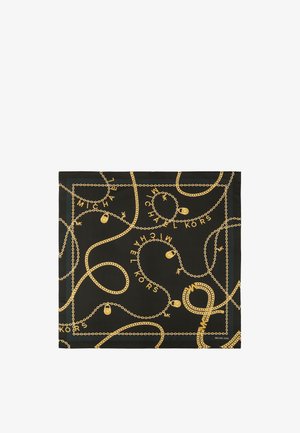 Sciarpa quadrata nera con motivi a catena dorata, ciondoli a forma di lucchetto e testo "Michael Kors" integrato nel design in tutto il tessuto.