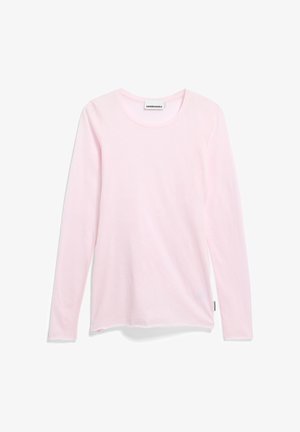 Chemise rose pâle à manches longues et col rond, avec une petite étiquette de marque blanche au niveau de la nuque à l'arrière et à l'ourlet latéral, posée à plat sur un fond blanc.